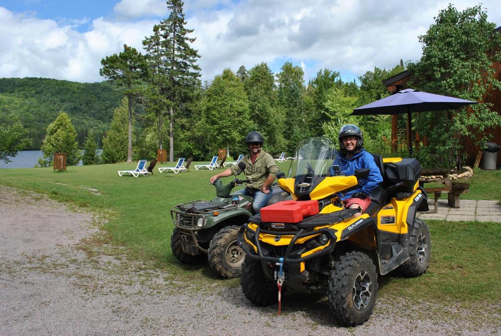 Motel Ours Bleu Lac-Saguay Luaran gambar