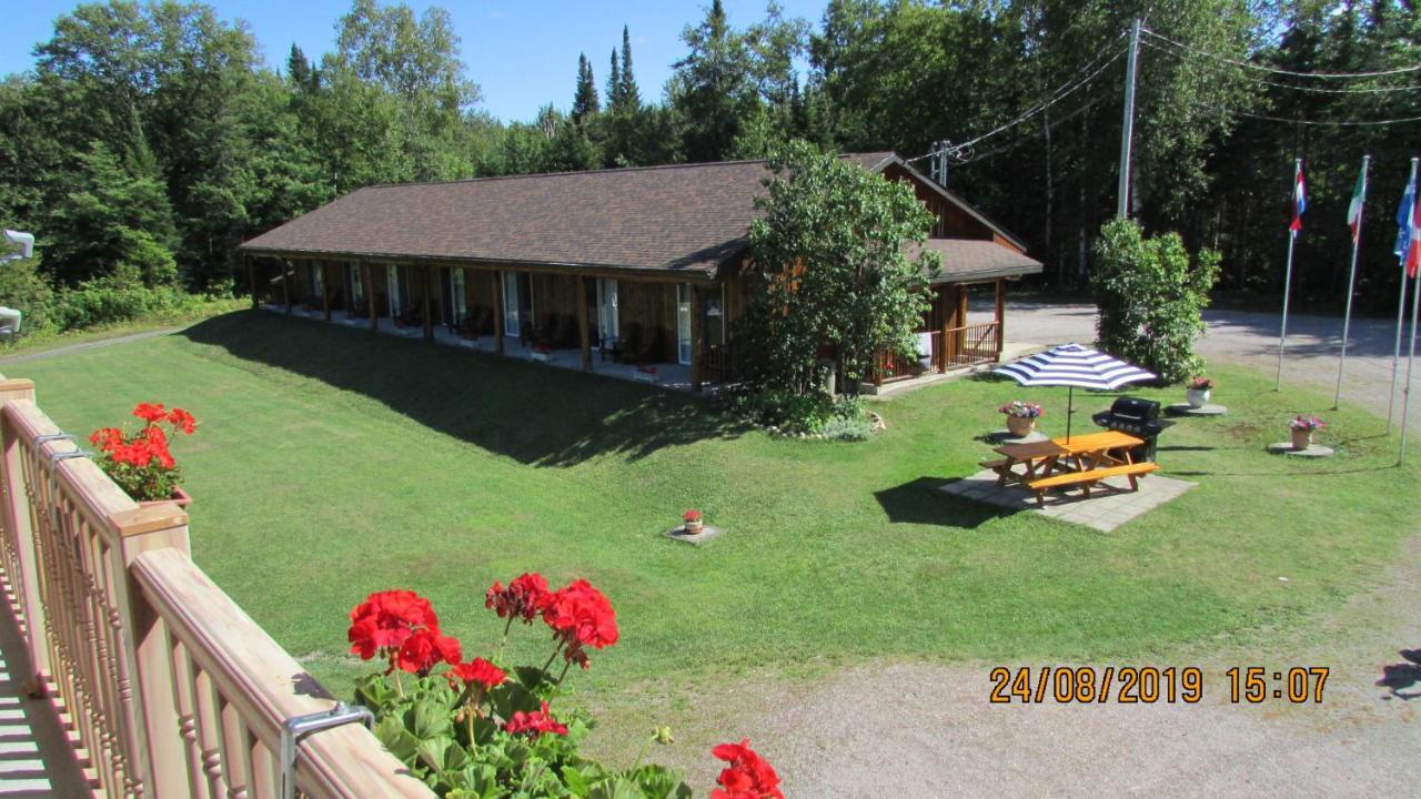 Motel Ours Bleu Lac-Saguay Luaran gambar